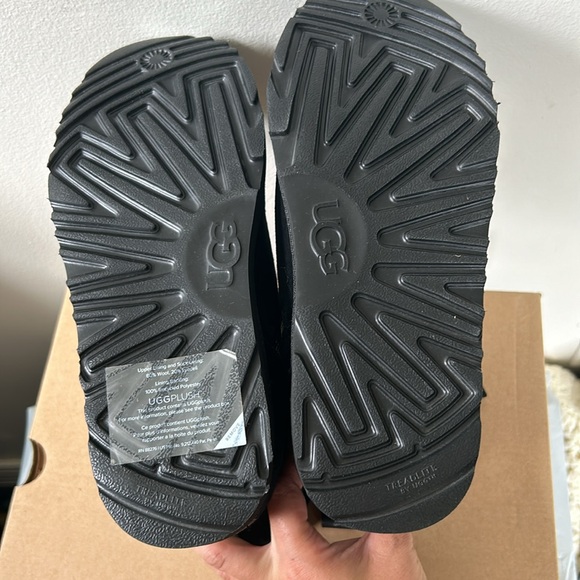 UGG Kids 4 Classic Short Dual Zip Black Uggs - Picture 7 of 7